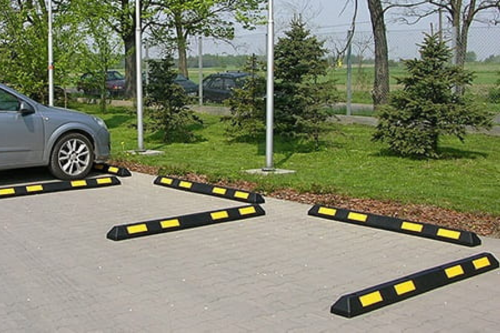 Długie separatory na parkingu