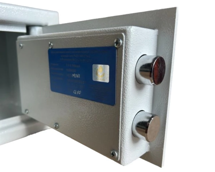 Widok na grube i bezpieczne drzwi sejfu