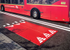 Próg wyspowy obok przystanku autobusowego