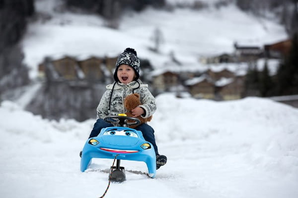 Sanki-dla-dziecka-samochodzik-z-kierownica-i-ploza-niebieskie-Zigi-Zet-Control