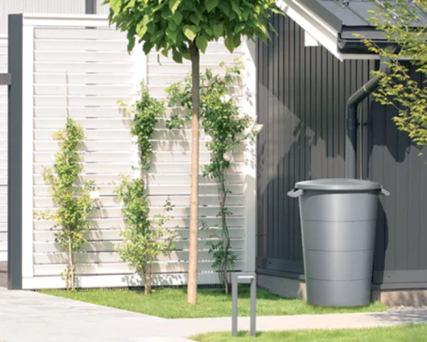 Kosz na odpady z pokrywą 160 litrów szary Smooth marki Prosperplast - aranżacja przy domu