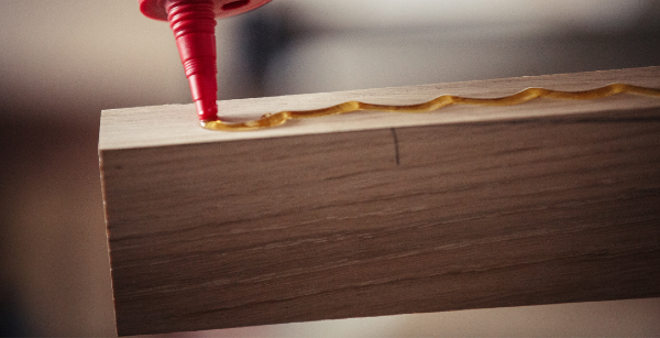 klej-poliuretanowy-do-stosowania-na-drewnie.png