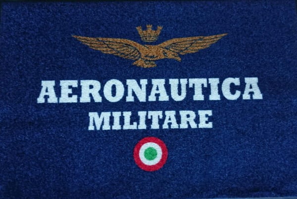 Mata z logo firmy Jet-Print, chłonna wycieraczka tekstylna zbierająca wodę i piasek pod drzwi wejściowe