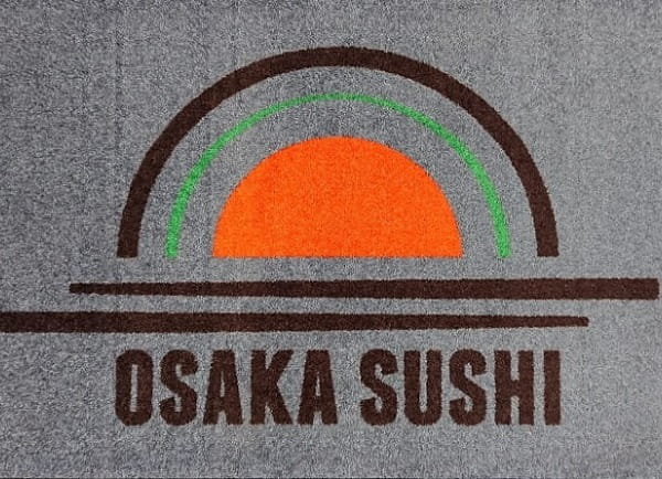 wycieraczka-z-napisem-logo-restauracja.JPG