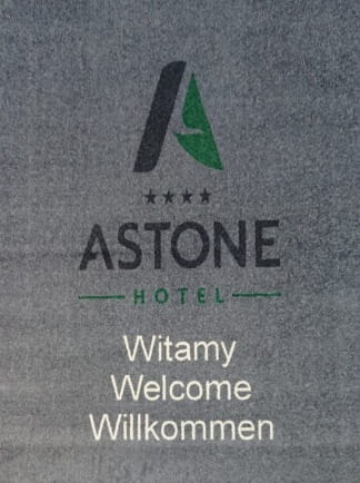 wycieraczka-z-logo-hotelu.JPG