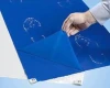 Niebieska mata biobójcza samoprzylepna 60x76 cm gwarantująca sterylną przestrzeń w laboratoriach.