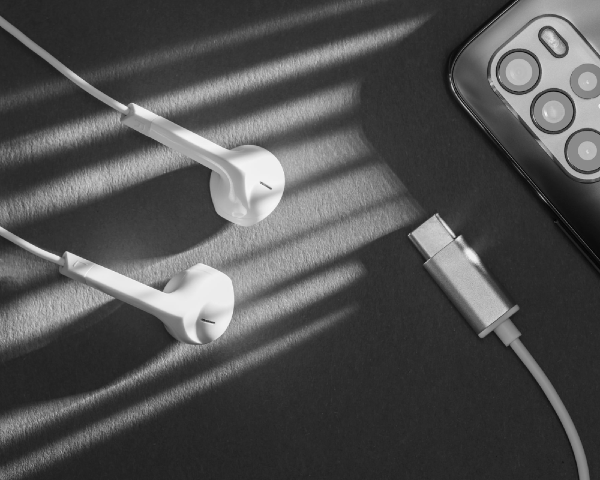 Słuchawki douszne z mikrofonem na USB-C białe Kruger&Matz C2