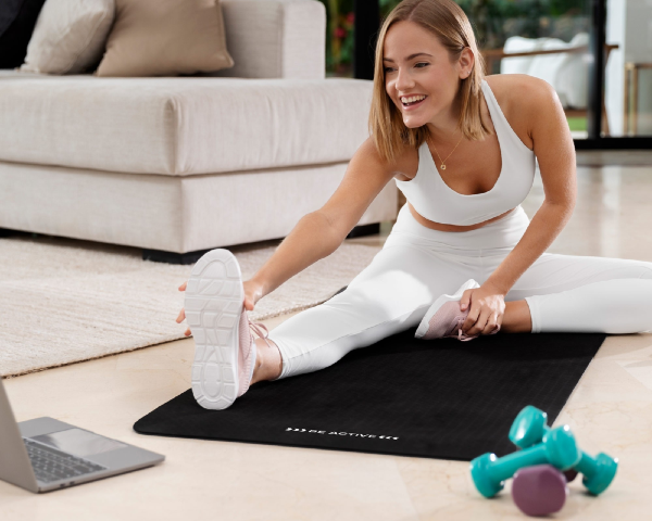 Czarna mata do jogi Rebel aranżacja podczas ćwiczeń