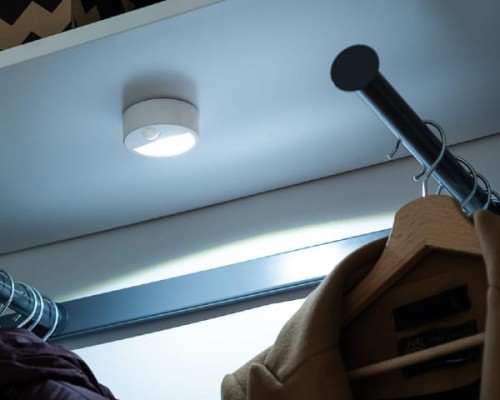 Lampka z czujnikiem ruchu do szafy bezprzewodowa