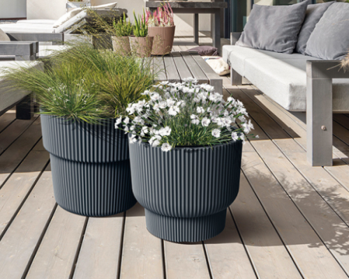 Antracytowa donica Milly 30cm na tarasie nowoczesna doniczka STAMATS