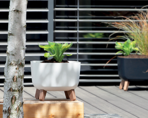 Doniczka-kwadratowa-na-nozkach-Gracia-Square-aranzacja-na-tarasie.png