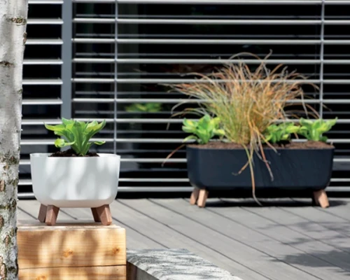 Doniczka-podluzna-na-nozkach-Gracia-Case-aranzacja-na-tarasie.webp