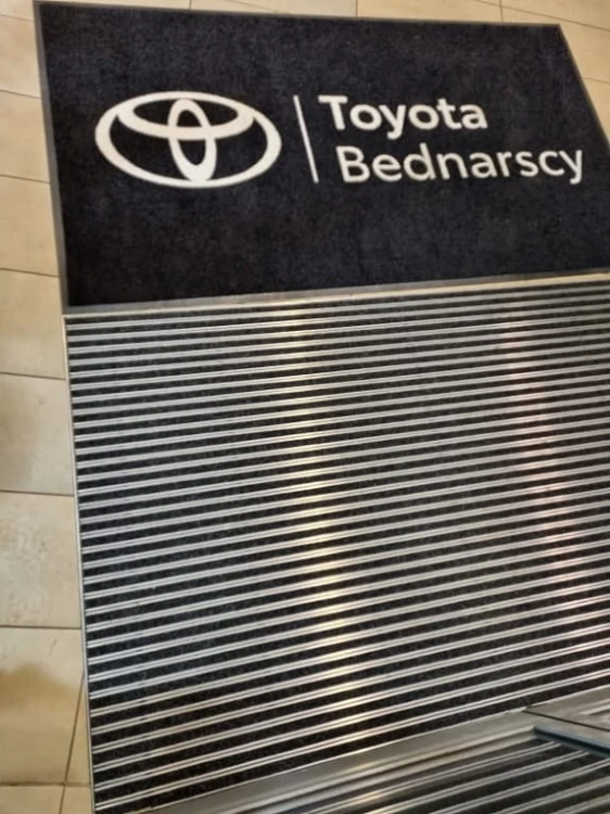 logomata toyota bednarscy jet-print welur, trudnopalna mata wystawowa o klasie palności cfl-s1