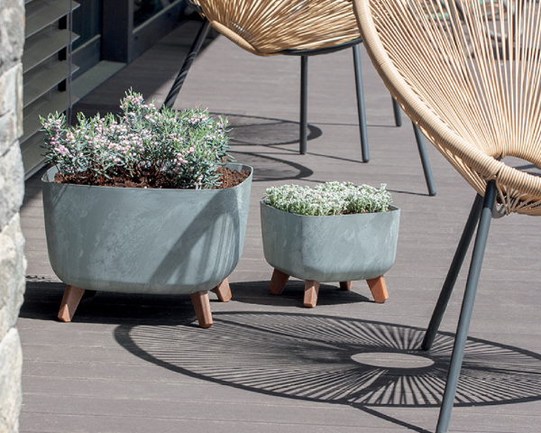 Doniczka na nozkach Gracia Square Beton Effect aranzacja na tarasie