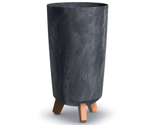 Wysoka antracytowa doniczka Gracia Tubus Slim Beton Effect na nóżkach na białym tle.