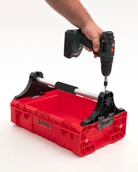Uchwyt do skrzynki narzedziowej Qbrick System PRO Box Handle montaz.webp