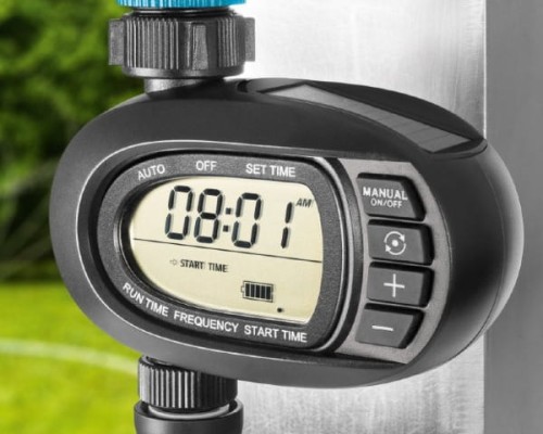 Solarny sterownik do zraszaczy ogrodowych Ergo Cellfast z cyfrowym wyświetlaczem - aranżacja