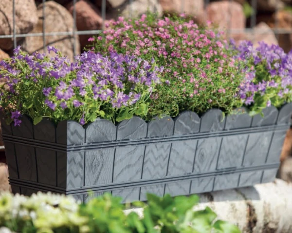 donica podłużna 55 cm antracyt form plastic prezentacja w ogrodzie