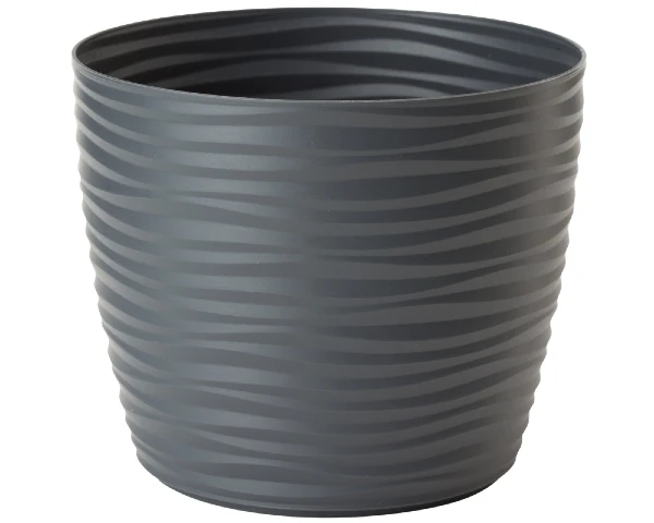 Duża antracytowa doniczka Form Plastic Sahara Round o średnicy 22,5 cm z wyraźną, piaszczystą teksturą.