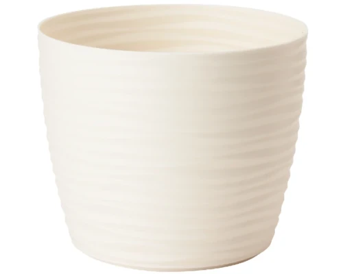 Kremowa doniczka Form Plastic Sahara Round o średnicy 12,7 cm z wyraźną teksturą poziomych żłobień na białym tle