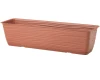 Bardzo długa doniczka Form Plastic w kolorze terakoty o długości 78,5 cm i prostokątnym kształcie.