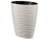 Wysoka szara donica o kształcie elipsy Form Plastic Sahara Dunes o długości 59,2 cm z dekoracyjną strukturą fal.