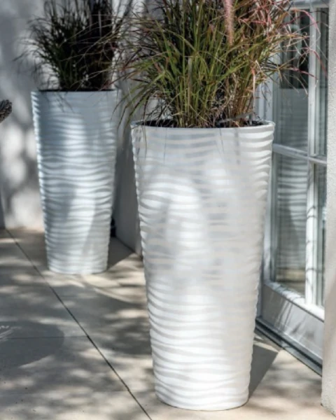 donica wysoka form-plastic sahara dunes slim biala 29,5 cm prezentacja w ogrodzie