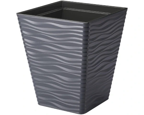 Antracytowa wysoka donica kwadratowa Form Plastic Sahara Dunes o boku 34 cm z matowym wzorem fal.