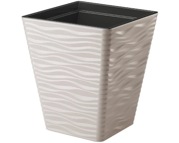 Szara wysoka donica kwadratowa Form Plastic Sahara Dunes o boku 34 cm z matową, falistą strukturą.