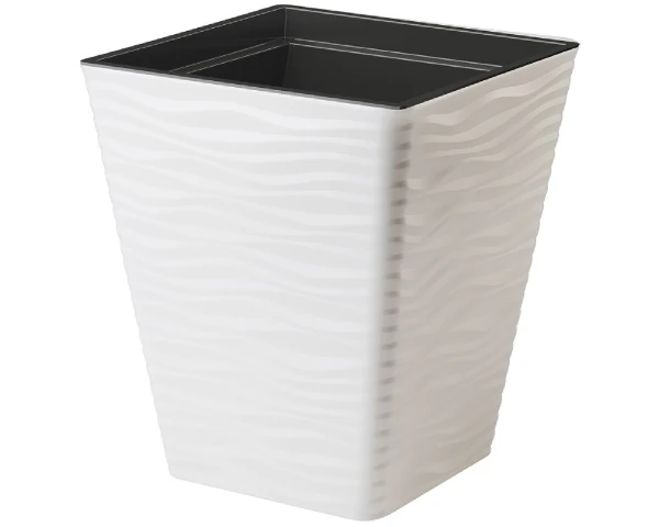 Biała wysoka donica kwadratowa Form Plastic Sahara Dunes o boku 39 cm z dekoracyjnym wzorem fal.