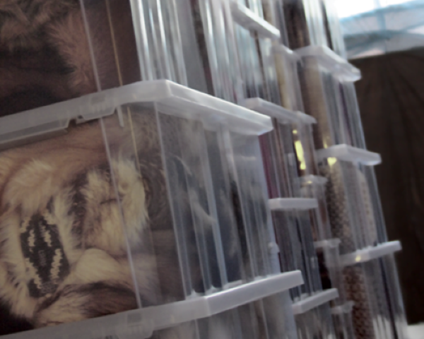 Pojemnik przezroczysty do przechowywania 45-litrowy CargoBox aranzacja z zawartoscia