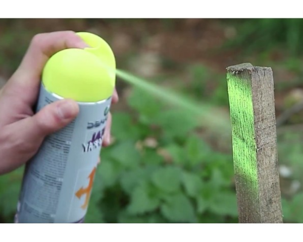 farba-do-znakowania-w-sprayu-fluorescencyjna-500-ml-soppec-aranzacja