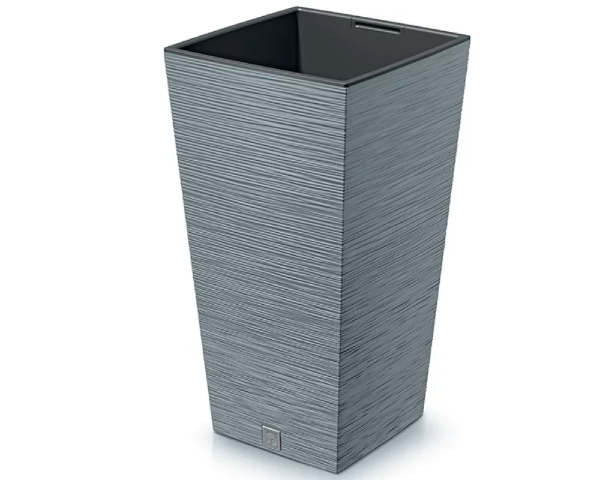 Wysoka szara doniczka Furu Square 34,5 cm z wkładem marki Prosperplast na białym tle.