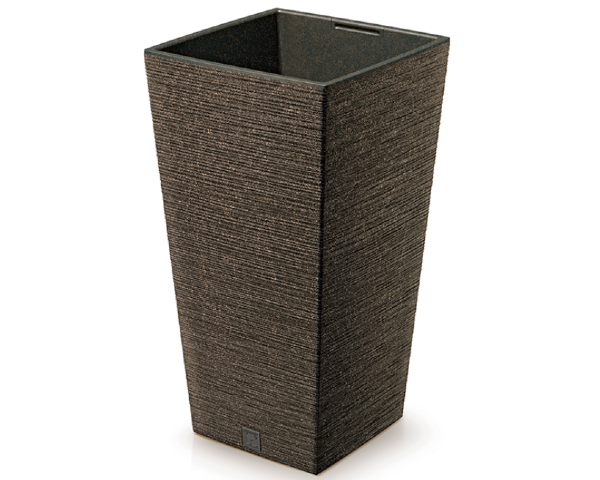 Kawowa donica Furu Square z domieszką drewna o wysokości 66 cm.