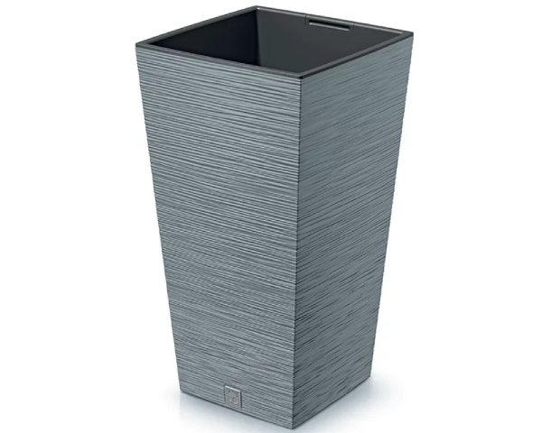 Wysoka szara doniczka Furu Square 24 cm z wkładem marki Prosperplast na białym tle.