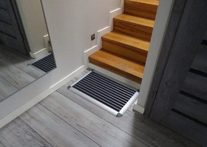 aranżacja wycieraczki przy schodach