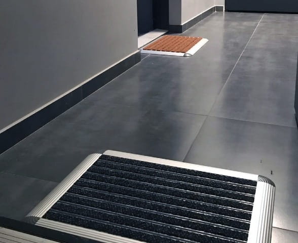 aranżacja wycieraczek na klatce schodowej