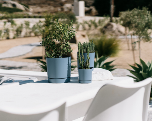 Doniczka z podstawką Tubo aranzacja w ogrodzie