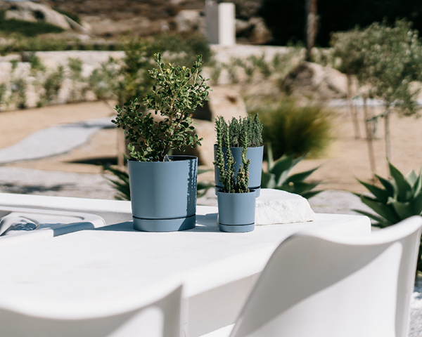 Doniczka z podstawką Tubo aranzacja w ogrodzie