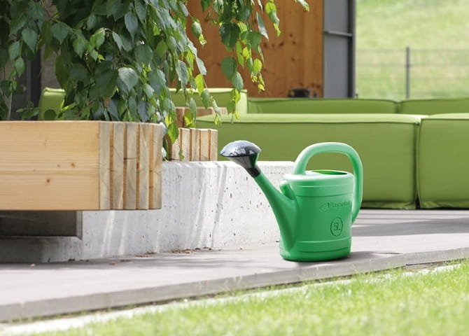 Konewka Ogrodowa 3 litry zielona Spring w ogrodzie