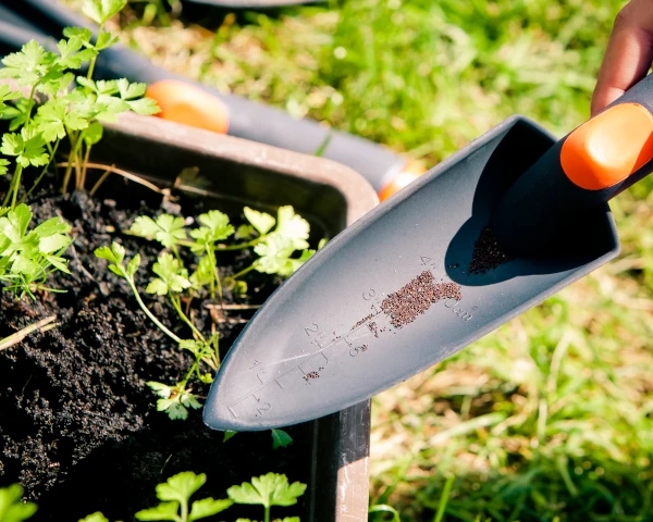 lopatka-ogrodowa-z-miarka-RN3010-RAMP-aranzacja