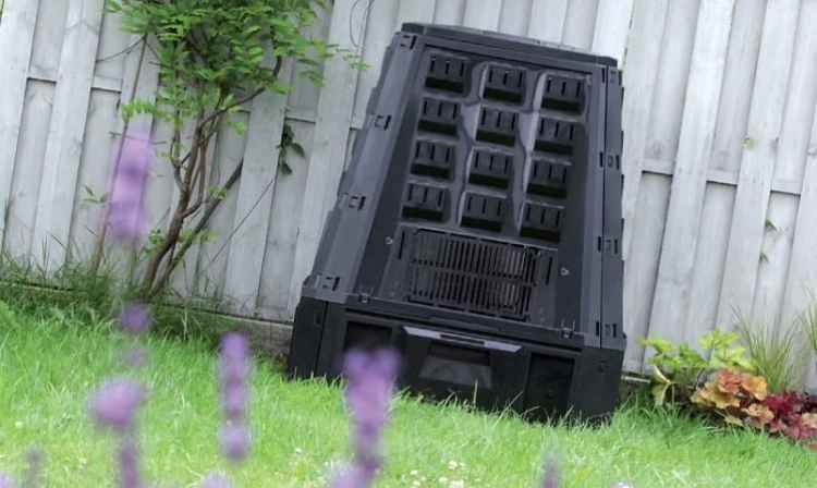 Duży kompostownik plastikowy Prosperplast  850L czarny Evogreen - aranzacja