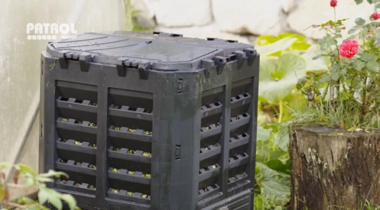 kompostownik przydomowy Patrol 360 litrow - aranzacja w ogrodzie