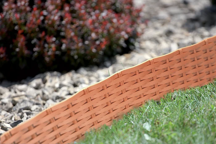 Płotek ogrodowy rattan szary 3,9 mb Garden Border aranżacja
