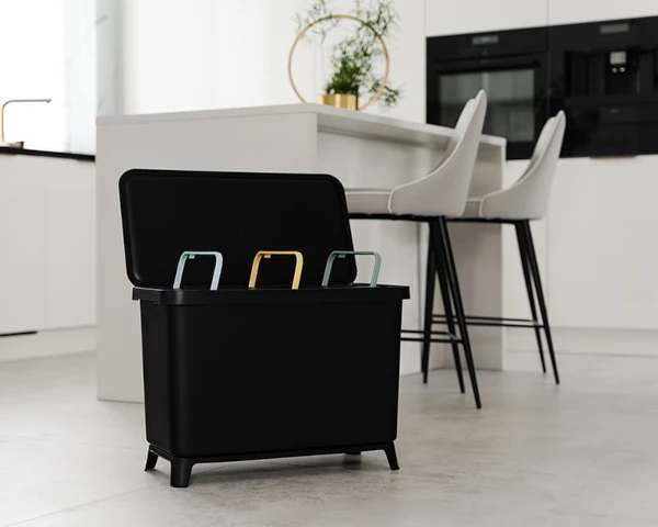 Pojemnik-na-smieci-z-koszami-3x10-litrow-i-klapka-czarny-Systema-aranzacja