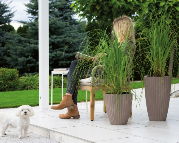 doniczki na taras form plastic mika aranzacja obok domu