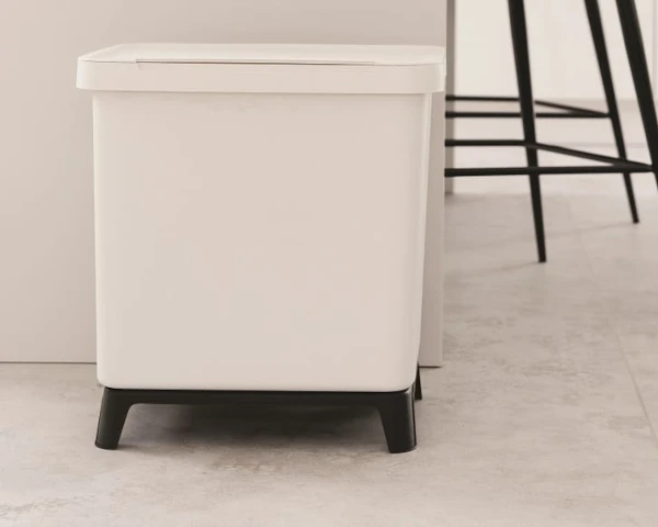 Pojemnik-z-2-koszami-na-smieci-2x10L-z-klapka-popiel-Systema-aranzacja