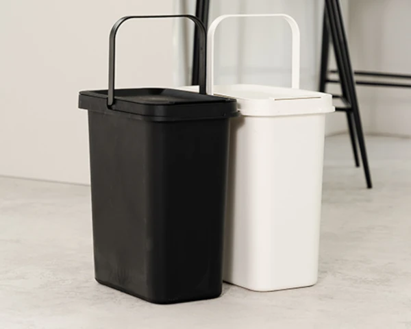 Kosz-na-smieci-12-litrow-czarny-z-raczka-Systema-aranzacja