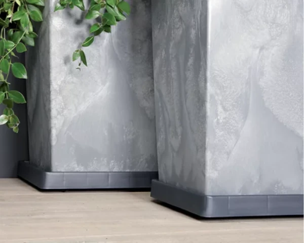 Podstawa-na-kolkach-pod-doniczke-z-kolkami-kwadrat-aranzacja