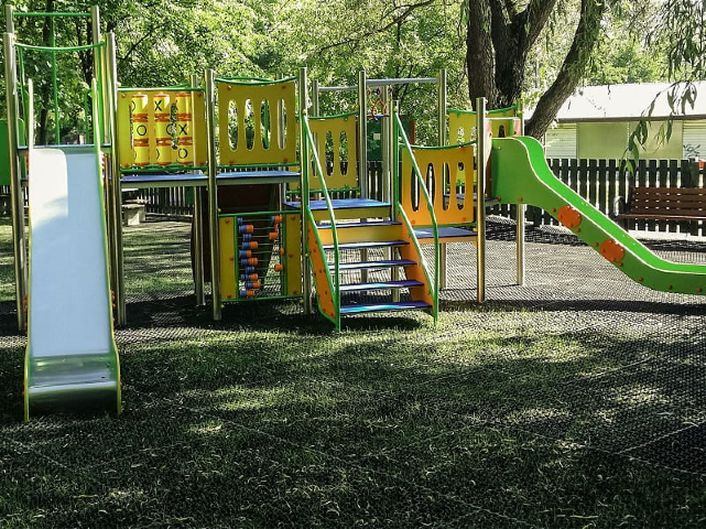 mata-przerostowa-na-place-zabaw-aranz